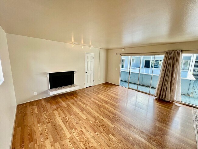 Building Photo - 1A-CS