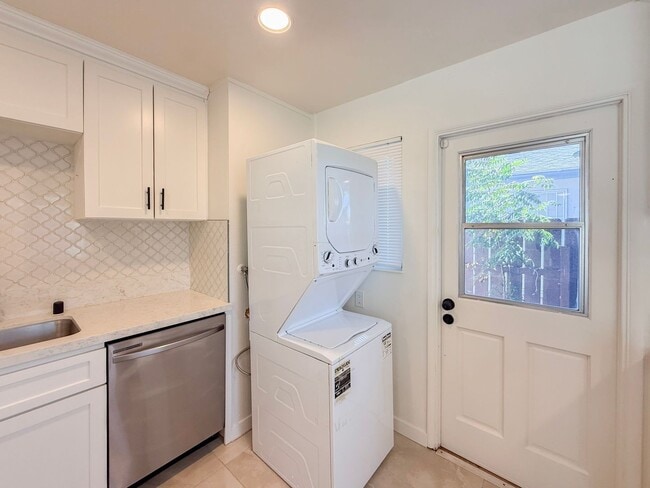 Building Photo - Renovated Triplex with Private Yard, AC, and Parking