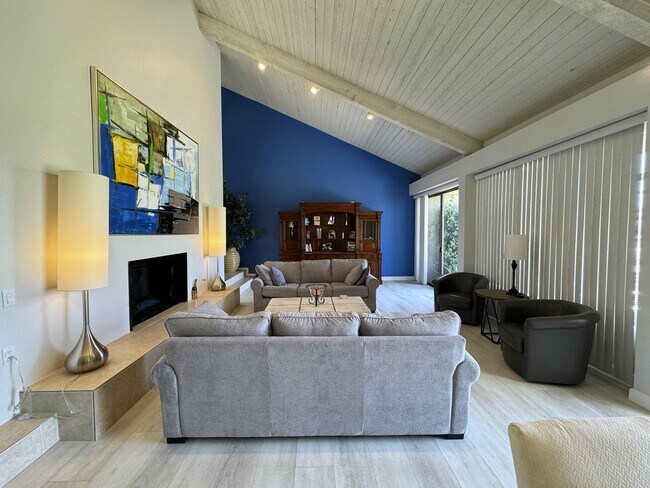 Building Photo - AVAILABLE NOW!! Charming 2 Bedroom/2 Bath ...
