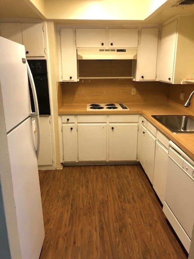 Building Photo - SUPER SPACIOUS 2 BEDROOM TOWNHOME