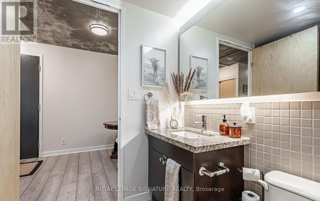 Building Photo - 1005 King St W