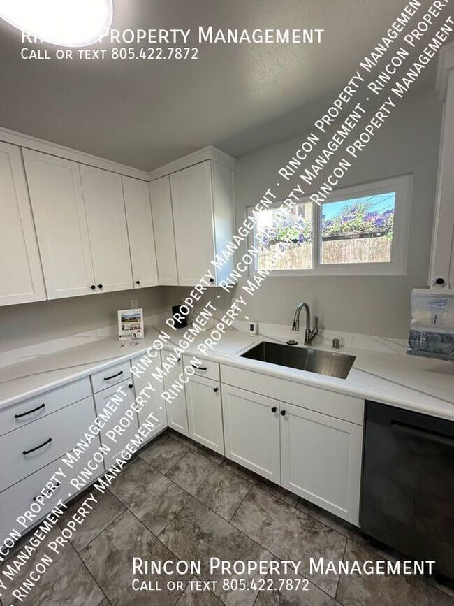 Building Photo - Newly Renovated 2 Bed, 1 Bath Duplex with ...