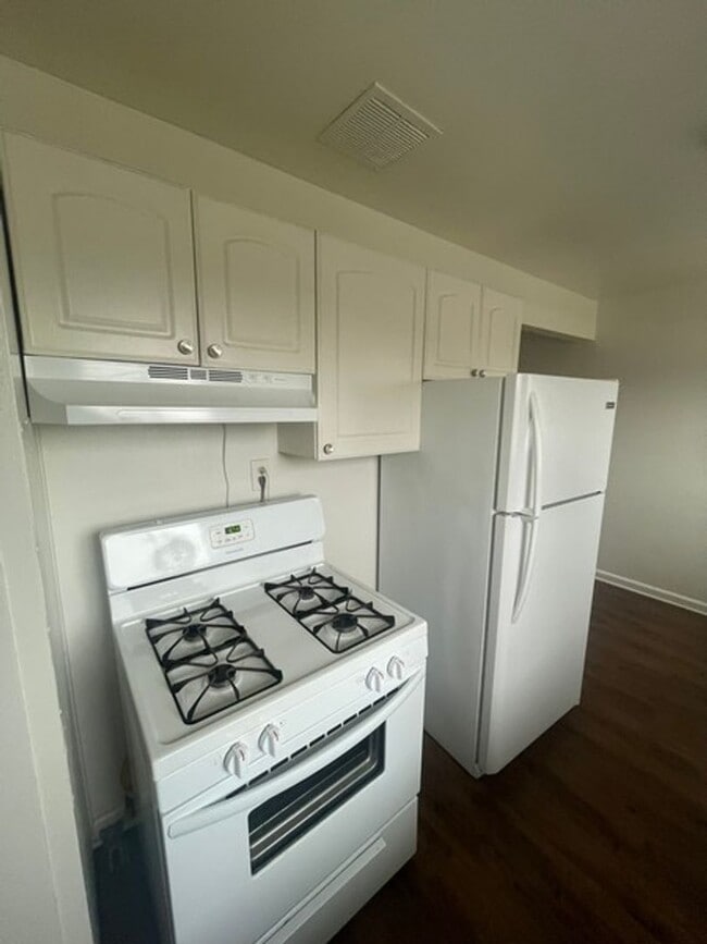 Building Photo - Downstairs One Bedroom with $1000 Move in ...