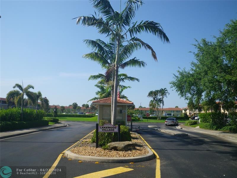 Foto principal - 10030 Twin Lakes Dr