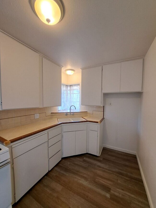 Foto del edificio - 1291-1295 N. Fruit Ave. (Duplex)