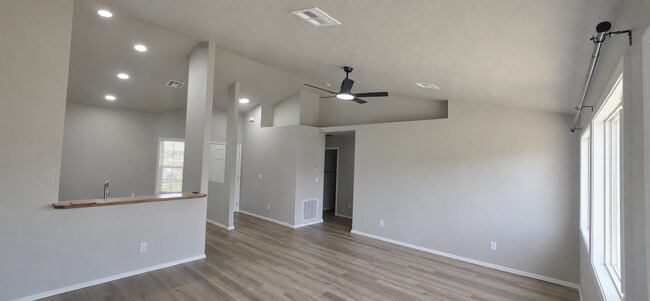 Foto del edificio - This three bedroom, 2 bath, single level home is ready for you! New paint, vinyl plank flooring, ...