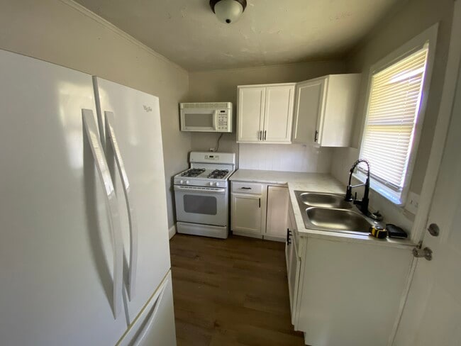 Building Photo - 611 W Cherry St