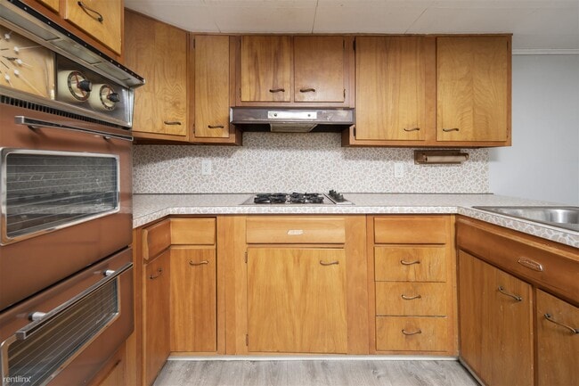 Building Photo - 3 br, 1.5 bath House - 700 2nd Ave