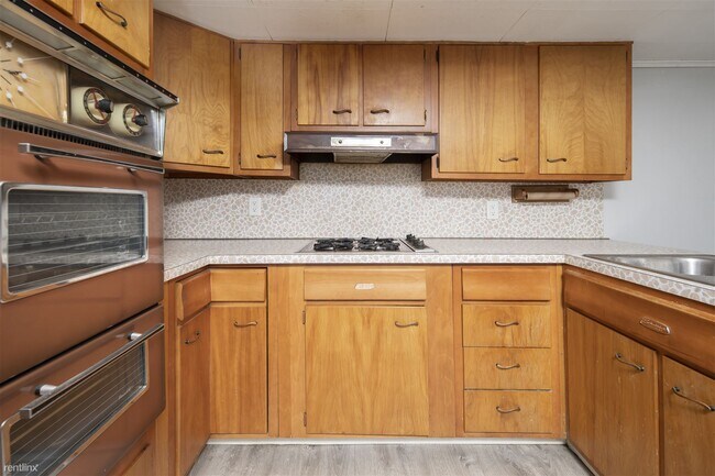Foto del edificio - 3 br, 1.5 bath House - 700 2nd Ave