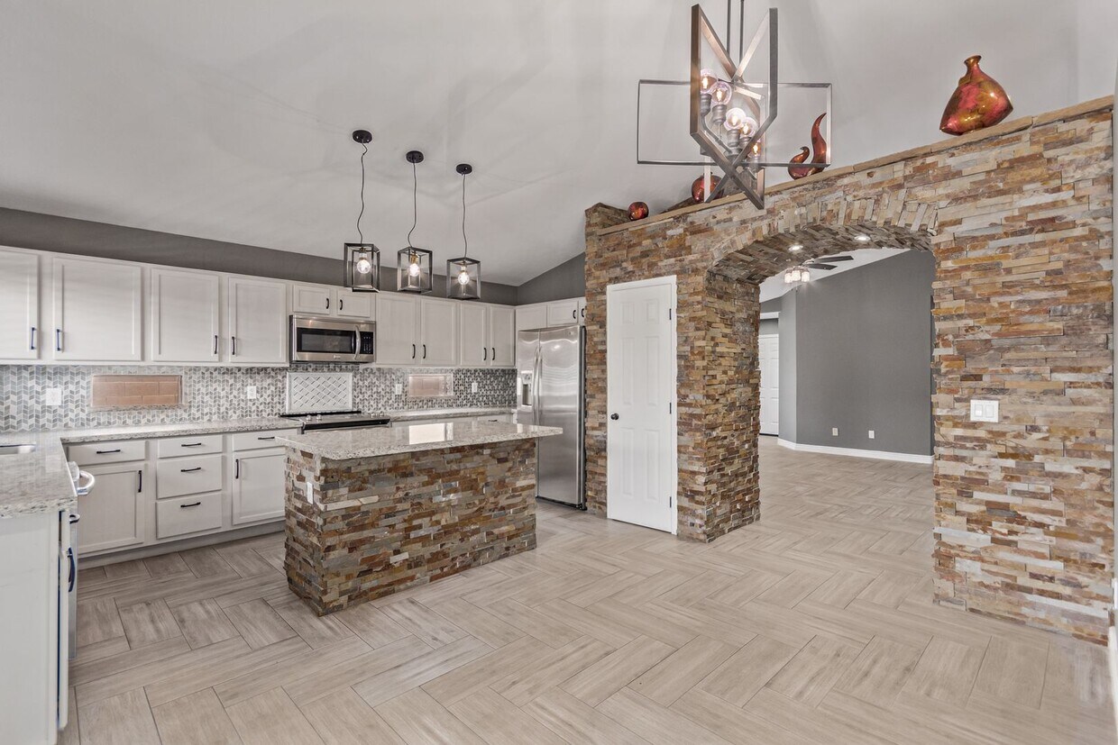 Foto principal - Stunning 4-Bedroom Home with Designer Fini...