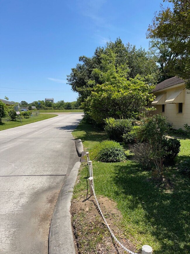 Foto del edificio - 2 bedrooms 1 bath - Large Yard