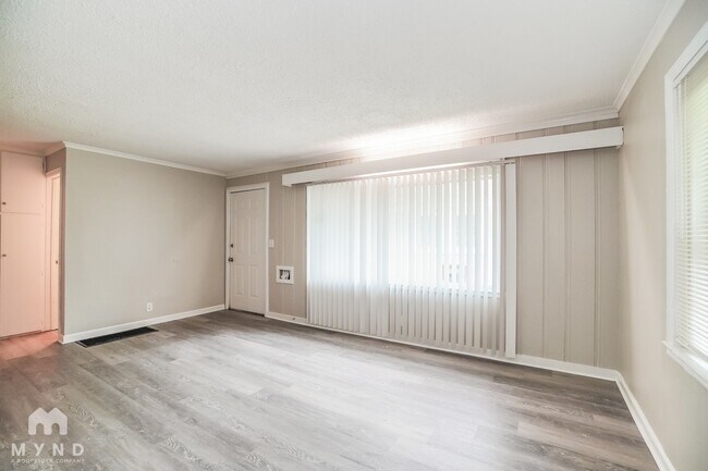 Building Photo - 2389 Hiawatha Park Dr