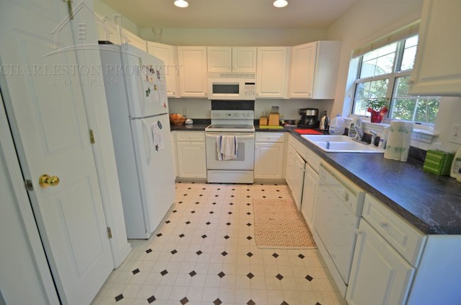 Building Photo - Three Bedroom Home in Park West