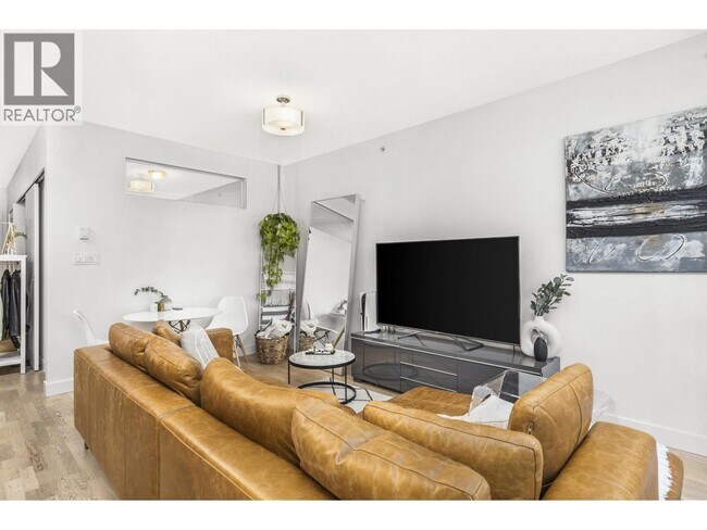 Photo du bâtiment - 250 E 6th Ave