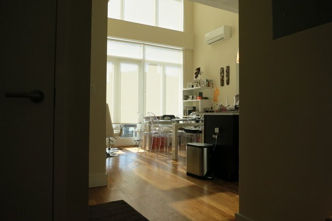 Building Photo - 128 Scholes St