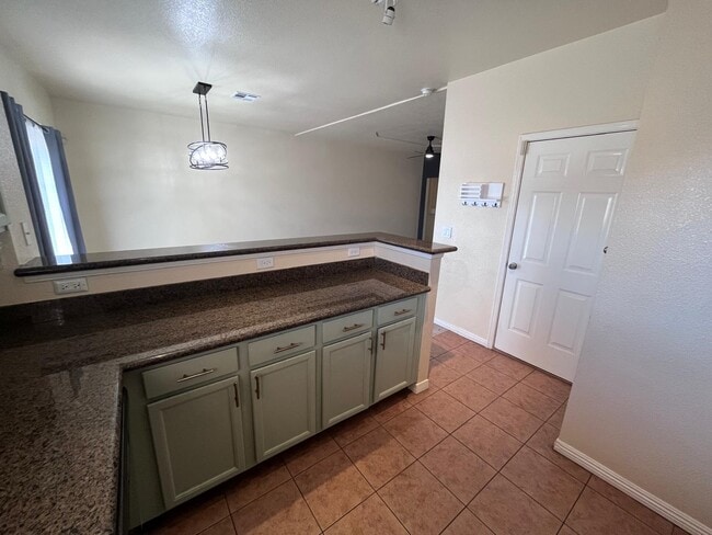 Building Photo - 3150 N Yarbrough Dr