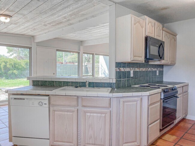 Building Photo - Beautiful Kitchen Waiting to Be Cooked In