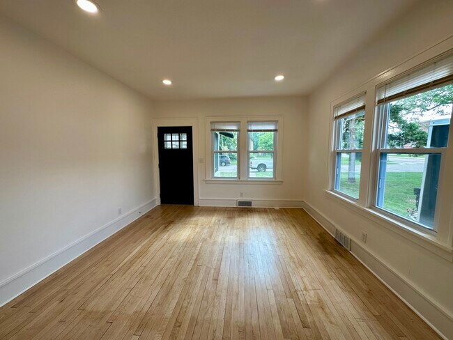 Building Photo - 807 3rd Ave NE