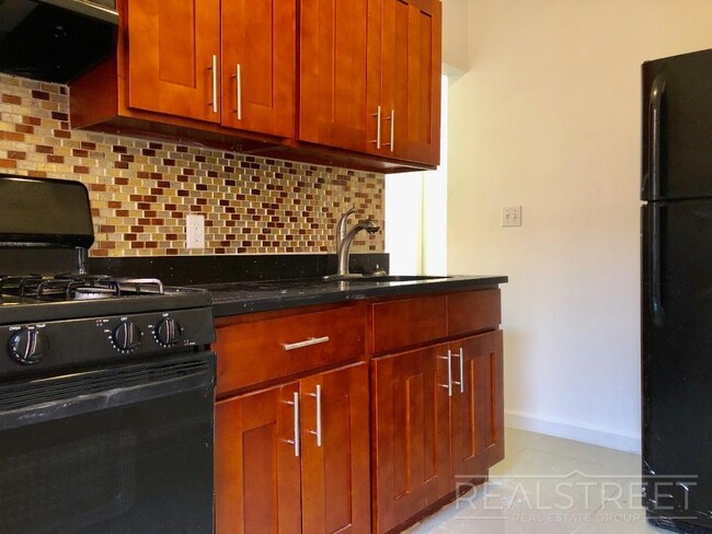 Foto del edificio - Just in! Well Priced 1 Bed in Bedstuy!