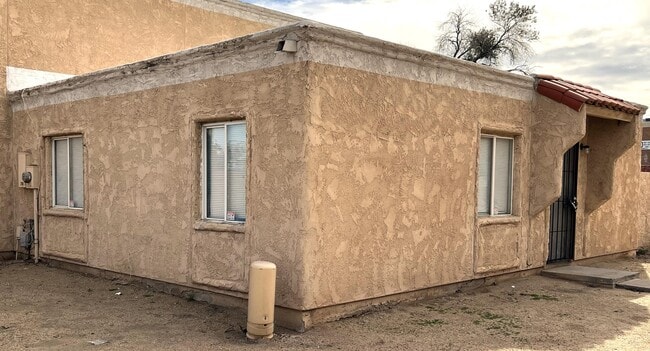 Building Photo - 4522 E Riverside St