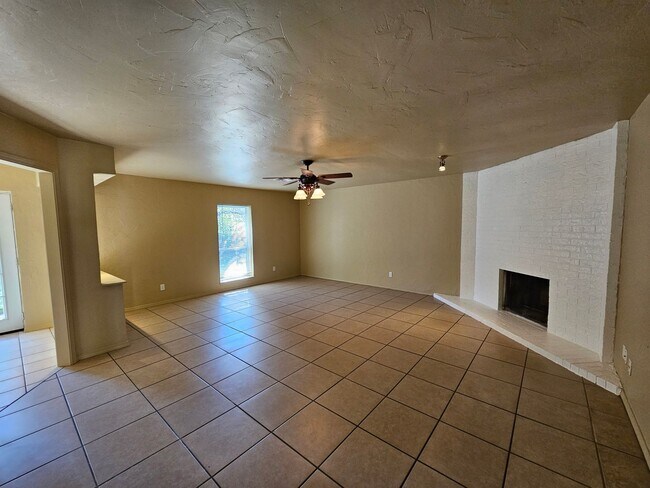 Foto del edificio - (3) Bed/(2) Bath Pets Negotiable Avail NOW!