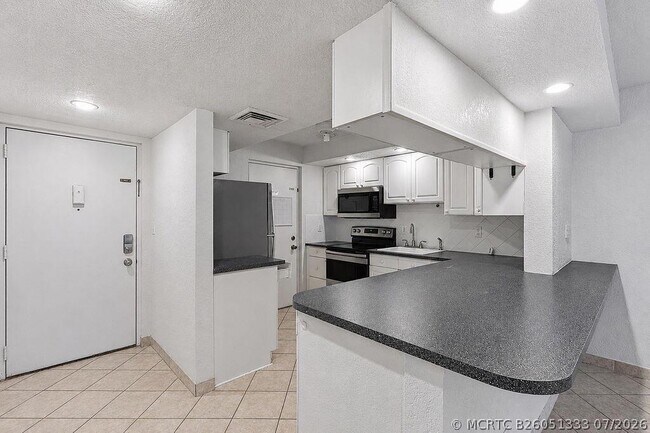 Building Photo - 2322 S Cypress Bend Dr