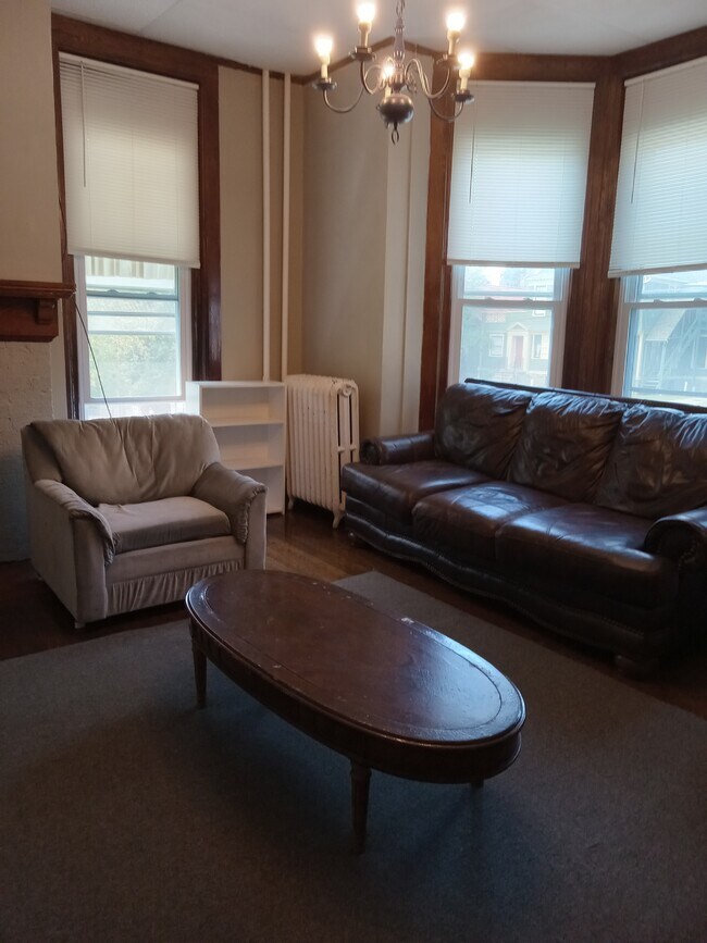 Apartamento 4 - sala de estar - 523 E State St