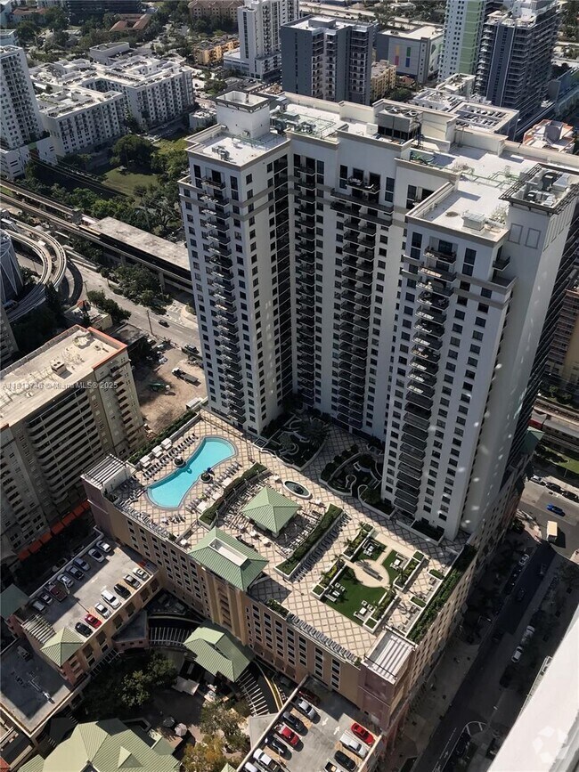 Building Photo - 999 SW 1st Ave