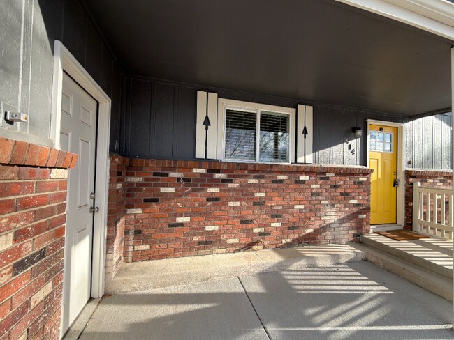 Building Photo - 914 S Del Norte Ave