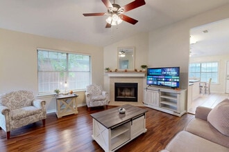 Building Photo - 810 Camellia Ct