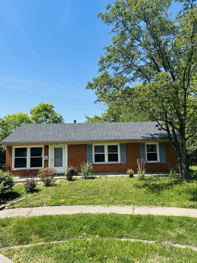 Foto principal - Charming 3-Bedroom Ranch in Prime Location!