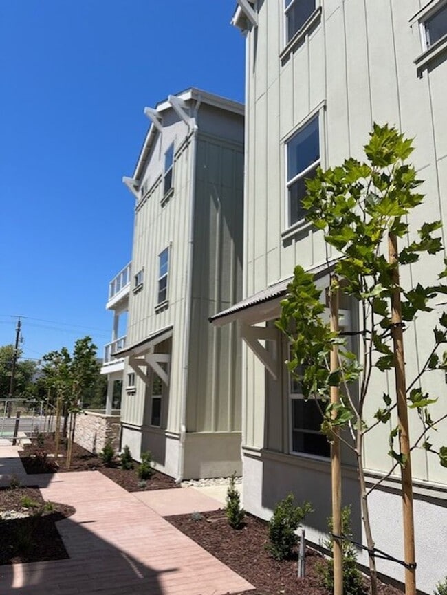 Building Photo - 2 Bedroom 2 Full Bath Condo with Stunning Views and Energy Savings