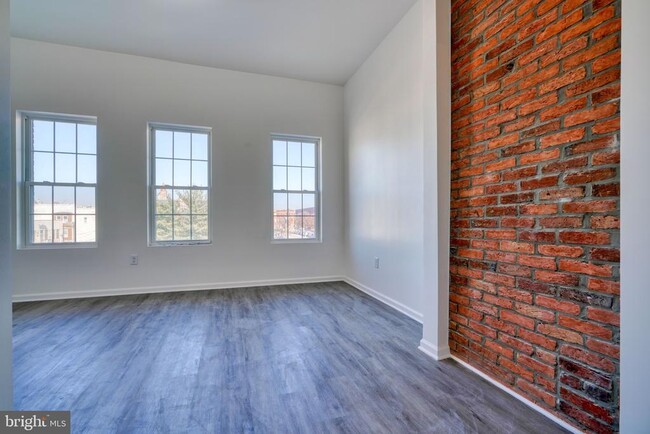Building Photo - 131 E North Ave
