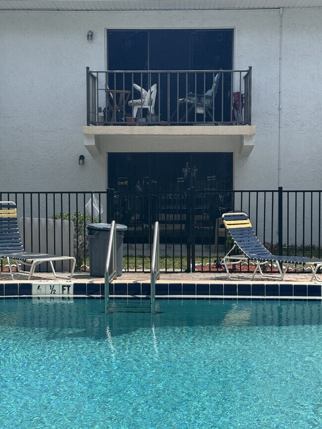 Foto del edificio - BEAUTIFULLY UPDATED CONDO POOL VIEW PERFECT LOCATION
