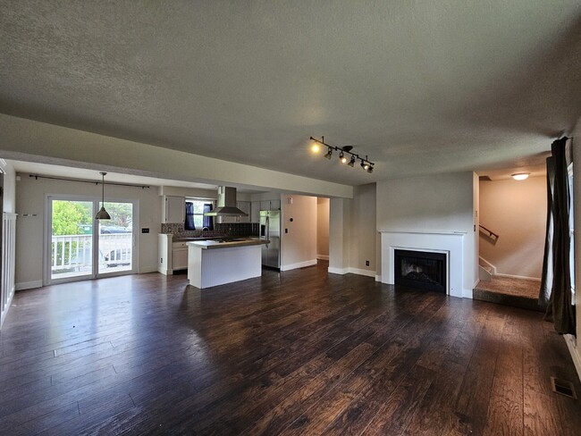 Building Photo - "Luxurious 3-Bed, 3-Bath Townhouse with Gr...