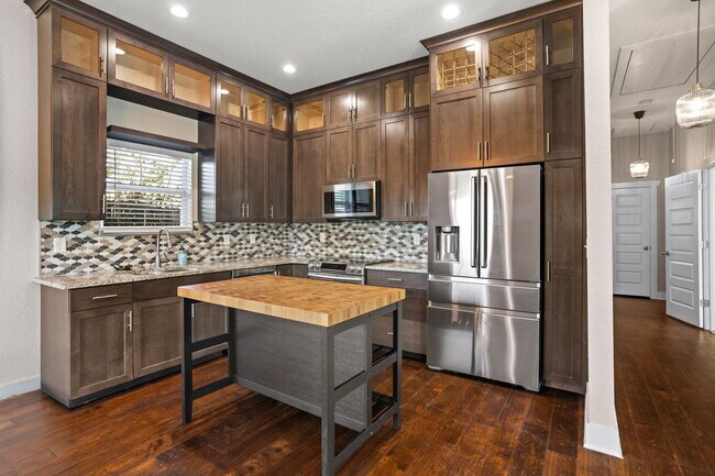 Building Photo - 103 Sample St