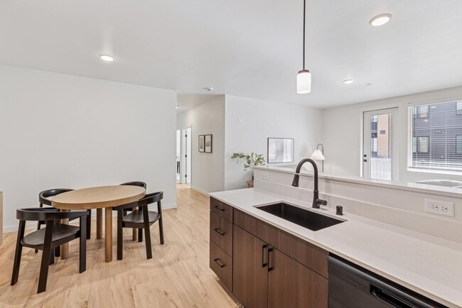 Building Photo - Brisa Heights