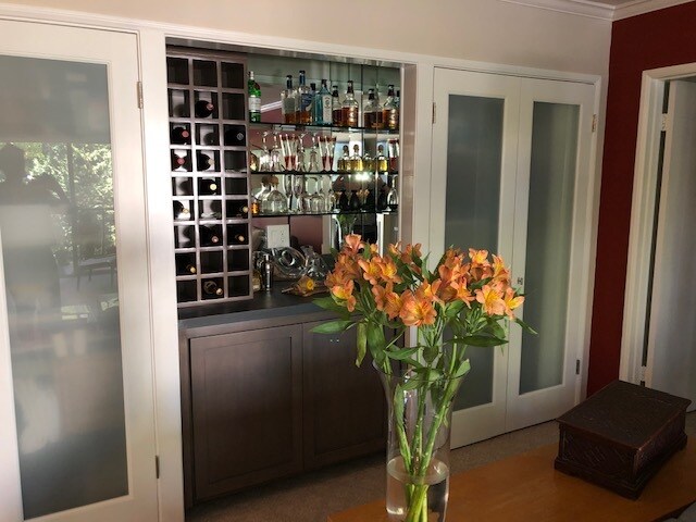 Bar de vinos y trastero con puerta francesa - 836 S Bundy Dr