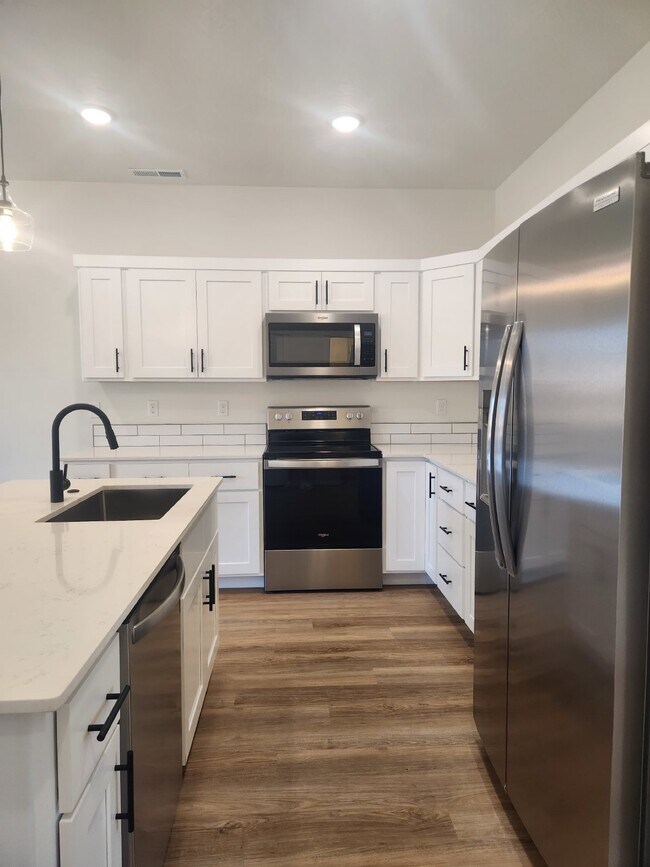 Foto del edificio - "Modern Comfort Awaits: Spacious and NEW 3-Bed Townhouse Available June 1st!