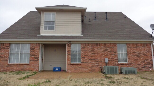 Building Photo - 4br/2.5ba 2 story home with spacious kitch...