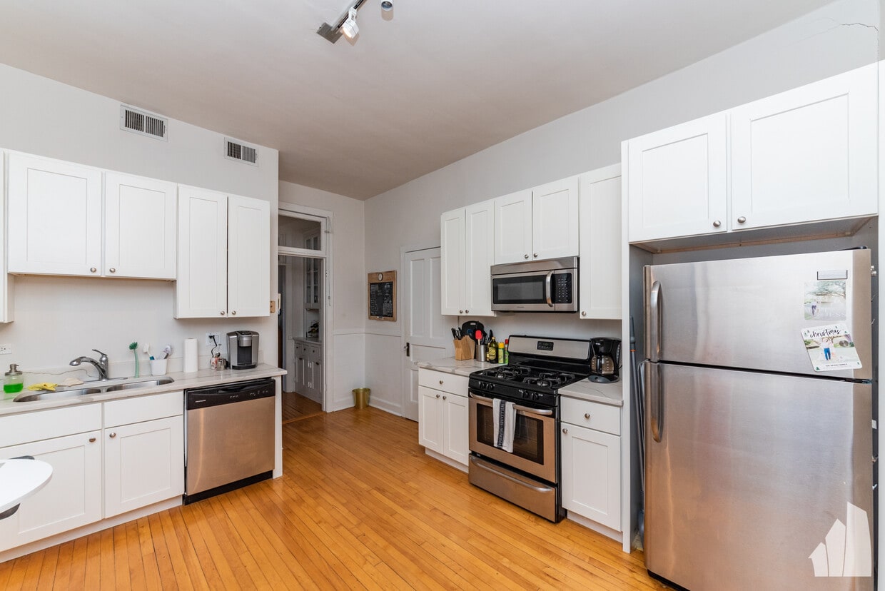 Primary Photo - 1629 N Burling St