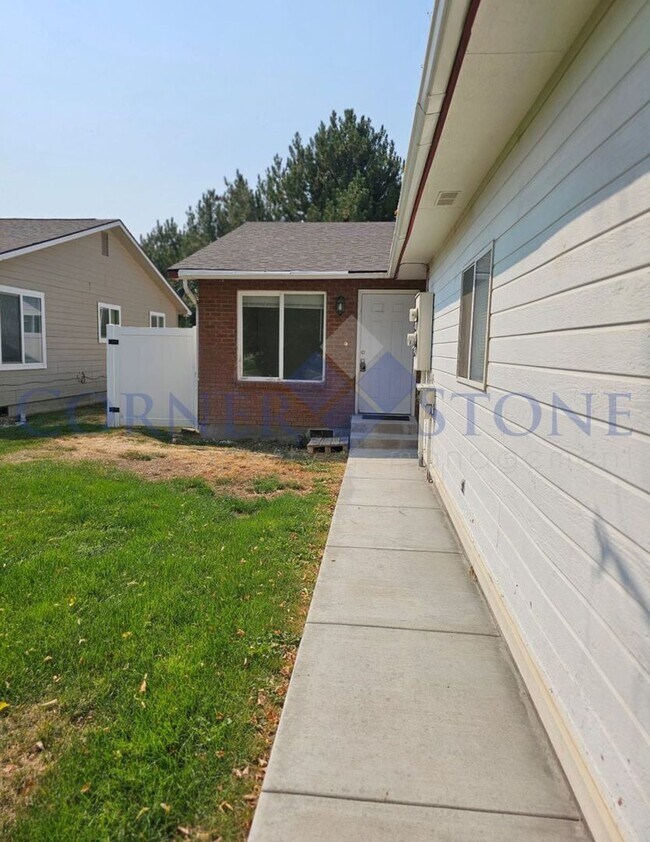 Building Photo - Move In Today! Wonderful Duplex in Nampa!