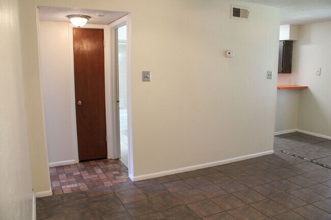 Foto del edificio - 2 BEDROOM CONDO