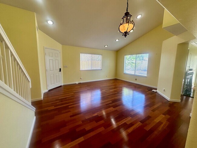 Foto del edificio - Beautiful 4 BEDROOM 3 BATH!