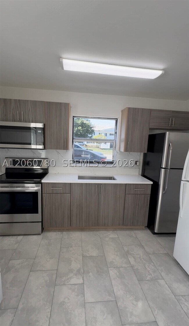 Foto del edificio - 4119 Woodside Dr