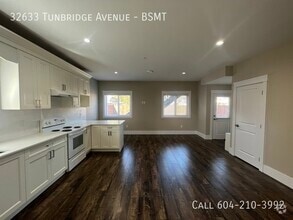 Building Photo - 32633 Tunbridge Ave