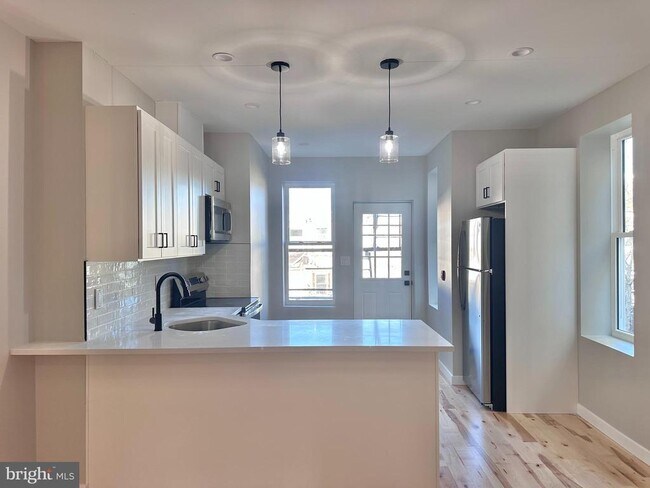 Foto del edificio - 2821 W Girard Ave