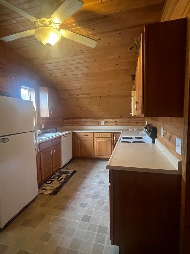 Building Photo - 1 Bedroom Apartment above Garage - off Rou...
