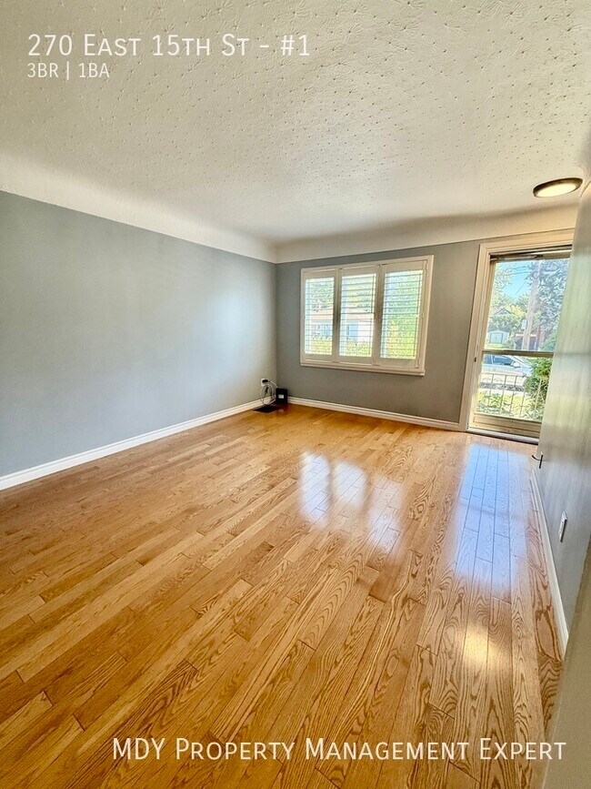Photo du bâtiment - Welcome home to this charming upper unit!