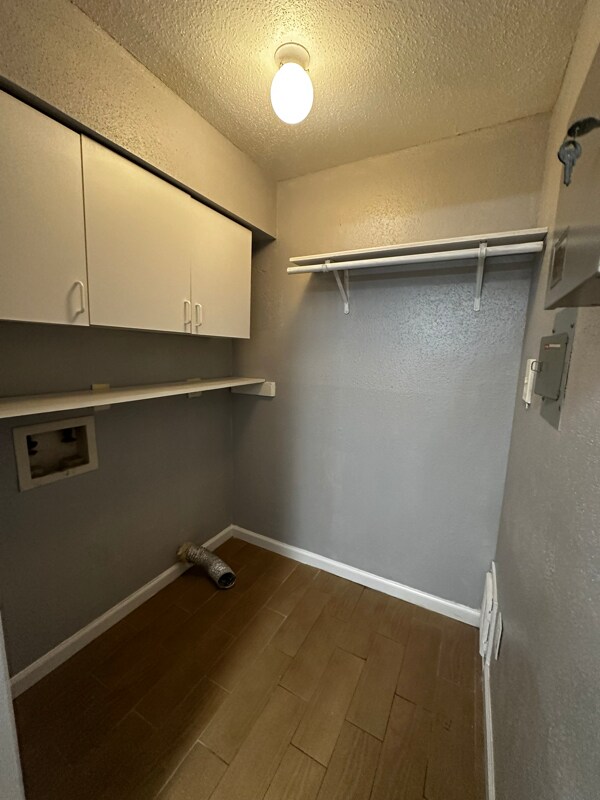 Building Photo - 9797 Leawood Blvd